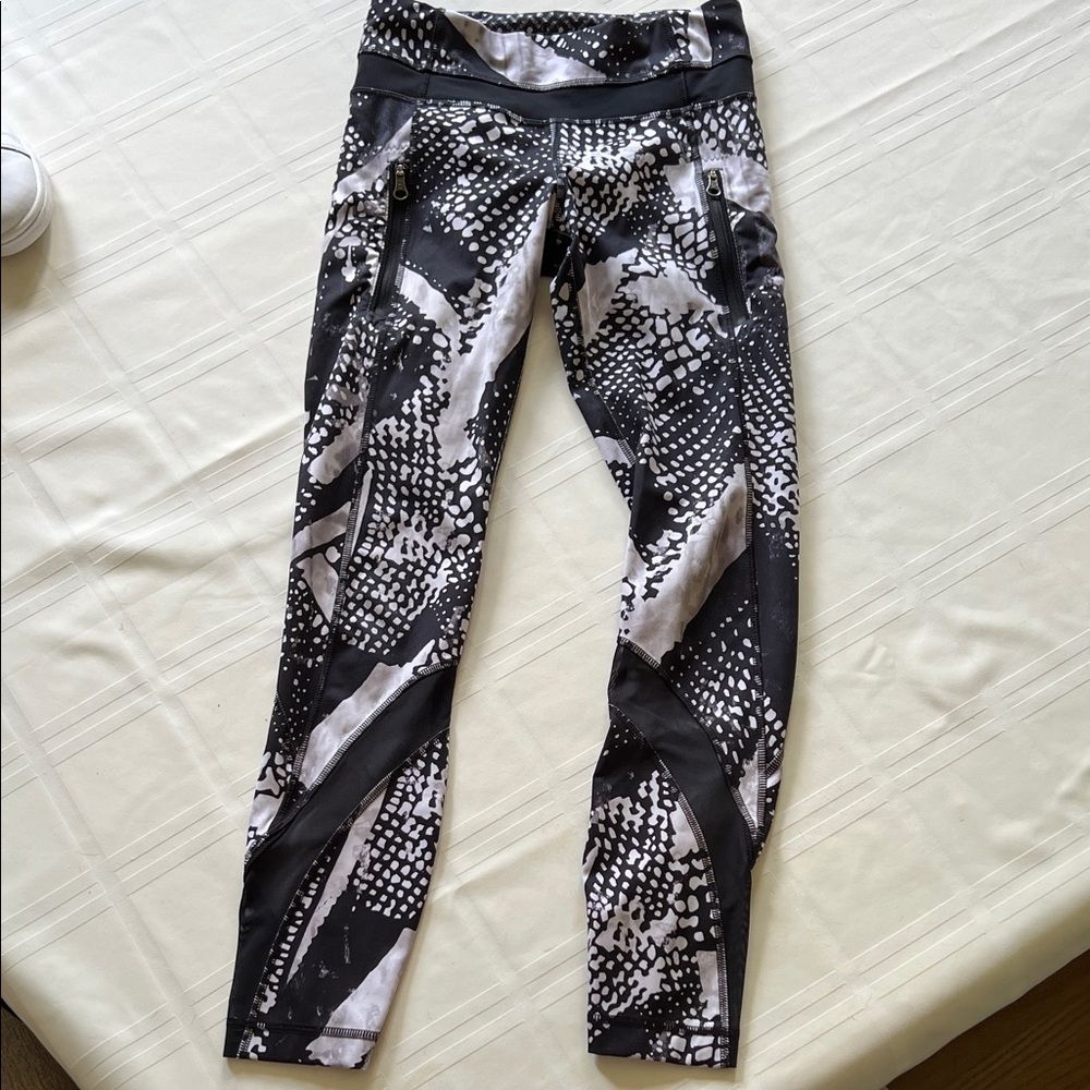 Lululemon Black and White Patterned Leggings, zipper side pockets, size 2, 25”